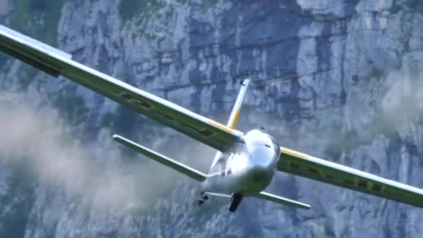 Pemandangan yang sangat dekat dari glider aluminium vintage dalam penerbangan dengan gunung di latar belakang — Stok Video