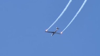 Aerobatik planör, duman izleriyle uçarken nefes kesici figürler çiziyor.