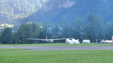 Tarihi planör küçük bir uçak tarafından çekildi.