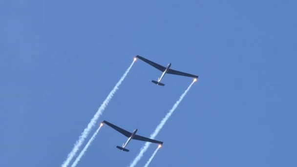 Close-up άποψη των δύο ανεμόπτερα εκτελούν ακροβατικά σε σχηματισμό τονίζεται από τον καπνό — Αρχείο Βίντεο