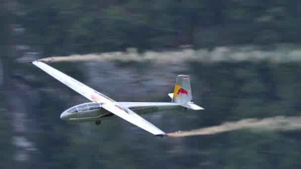 Nahaufnahme eines alten Aluminium-Segelflugzeugs, das mit einem Berg im Hintergrund landet