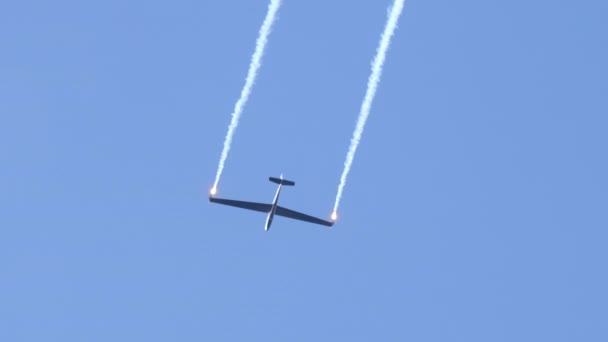 Soft and perfectly coordinated flying acrobatics of two vintage gliders — Stock Video