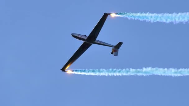 Tampilan close-up dari glider dalam penerbangan terbalik dengan jejak asap dari ujung sayap — Stok Video