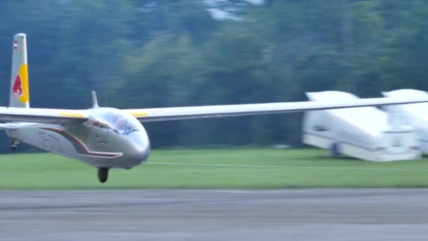 Primer plano de un planeador histórico despegando remolcado por un avión — Vídeos de Stock