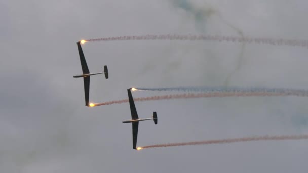 Kerja tim sempurna dari beberapa glider melakukan pertunjukan kilat di langit — Stok Video