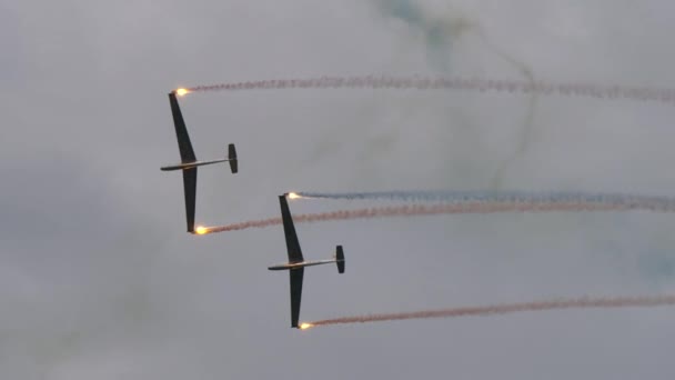 Lavoro di squadra perfetto di un paio di alianti che fanno uno spettacolo di luci nel cielo — Video Stock