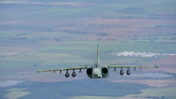 Landingsaanval militair straalvliegtuig in vlucht met raketwerpers onder de vleugels — Stockvideo