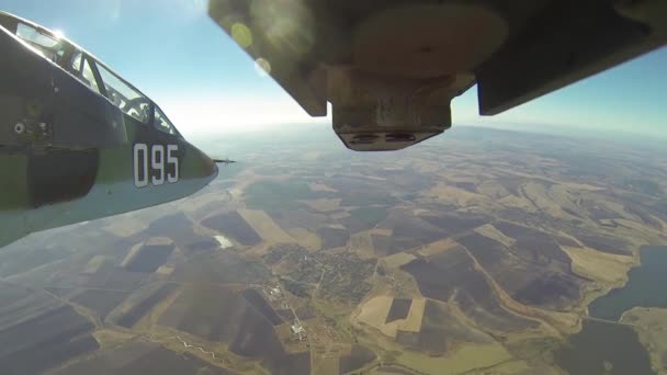 Захватывающее видео из-под крыла военного самолета, выполняющего манёвры — стоковое видео