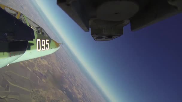 Sovětský svaz postavený stíhací letoun provádí roll z akční kamery pod křídlem — Stock video