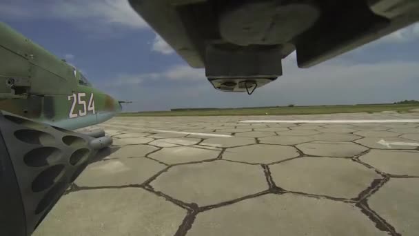 Bojová letadla pojíždějící po dráze zpod pravého křídla — Stock video