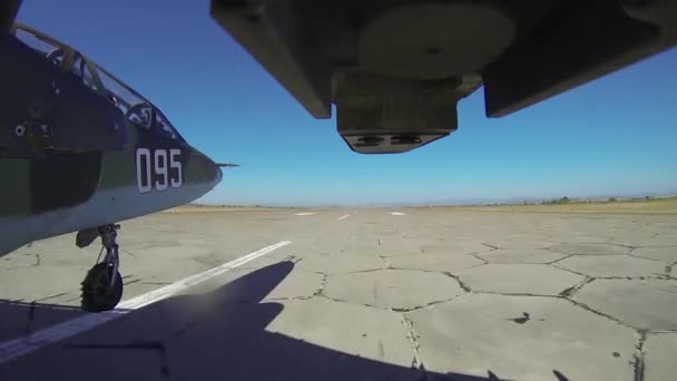 Sovjet militair gevechtsvliegtuig op de landingsbaan beschoten onder de vleugel — Stockvideo