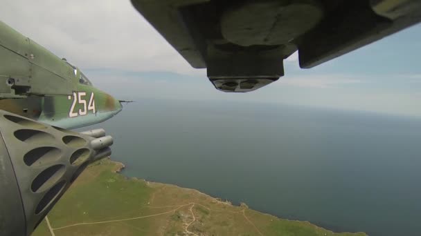 액션 카메라 에서 본 로케트 상자를 가지고 바다 상공을 날고 있는 제트 비행기 — 비디오