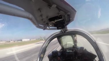 Kokpit POV 'un içinden görünen bir askeri jetin kalkışı.
