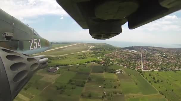 Bojové stíhací letadlo létá nad zelenými kopci v nízké nadmořské výšce — Stock video