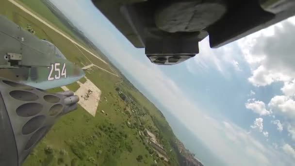 Pesawat tempur jet melakukan manuver tempur kinerja tinggi terbang rendah — Stok Video