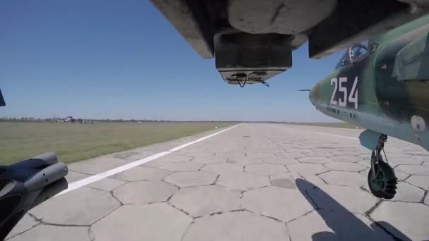 Avión de reacción militar retrae el tren de aterrizaje después del despegue — Vídeo de stock