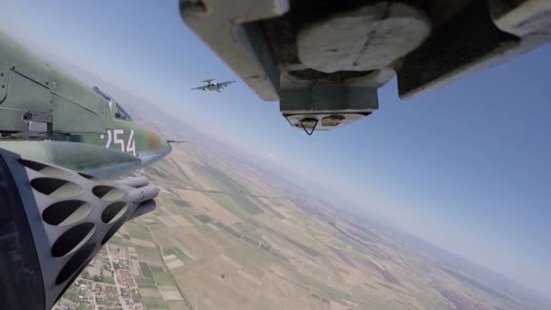 Militer jet dalam penerbangan dengan kotak roket dari gopro pov di bawah sayap — Stok Video