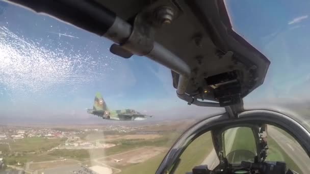 Militära stridsflygplan under flygning filmade från cockpit — Stockvideo