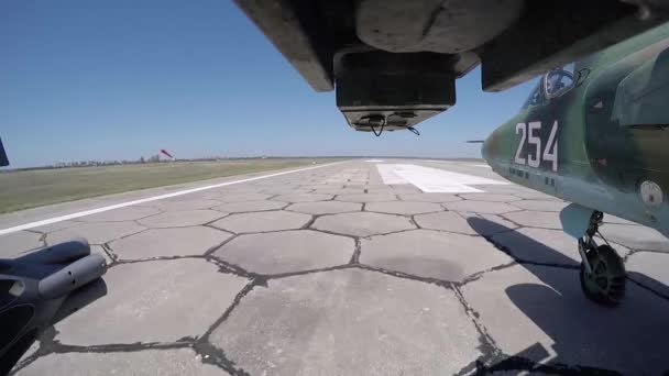 Vzlet bojového tryskového letounu z gopro namontovaného pod levým křídlem — Stock video