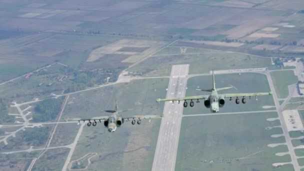 Zeldzame lucht naar lucht video van gevechtsstraaljagers vliegtuigen in vlucht over een luchthaven — Stockvideo