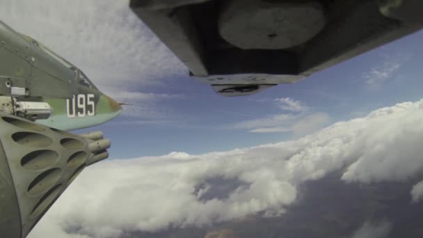 Военный реактивный истребитель летит над облаками с фотоаппарата — стоковое видео