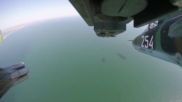 Avión de reacción militar dispara un bombardeo con el cañón a un objetivo en el mar — Vídeos de Stock