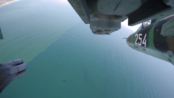 Militärt jetplan avfyrar en störtflod av kanonskott mot ett mål i havet — Stockvideo