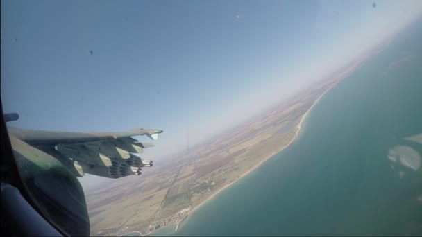 Sällsynt närbild framifrån skott av en uppsjö av raketer avfyrade från en militär jet — Stockvideo
