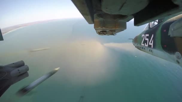 Tirs de roquettes depuis un avion à réaction militaire filmé par Gopro sous l'aile — Video