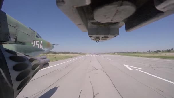 Aterrizaje de un avión de combate a reacción militar en camuflaje verde filmado por un gopro — Vídeos de Stock