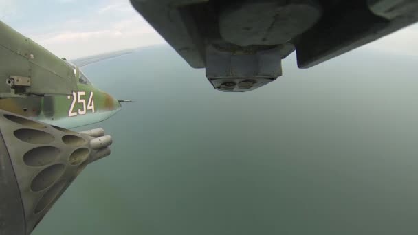 Pesawat tempur jet militer dengan kamuflase hijau menembakkan roket ke arah sasaran laut. — Stok Video