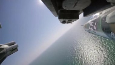 Askeri jet uçağı alçak irtifada yüksek performanslı savaş manevraları yapıyor.