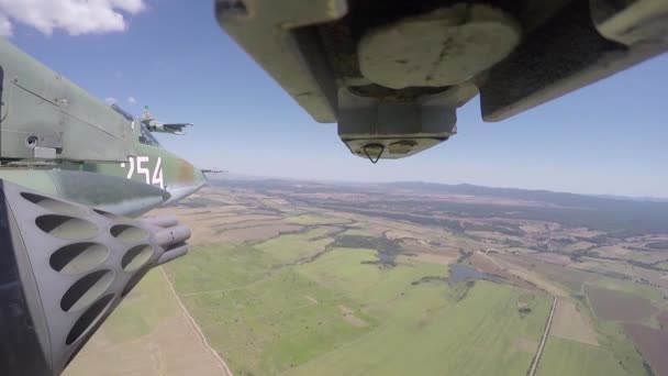 Militaire vliegtuigen in laagvliegende hoogte van een actiecamera onder de vleugel — Stockvideo