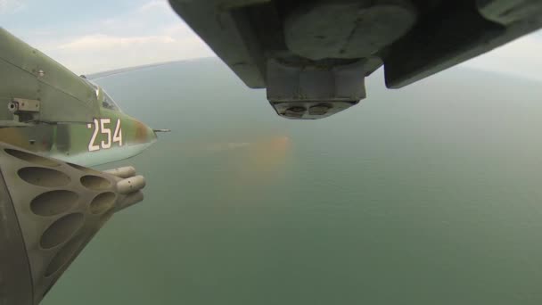 Vzácné detailní záběry vojenského stíhacího letounu odpalujícího rakety natočené gopro — Stock video