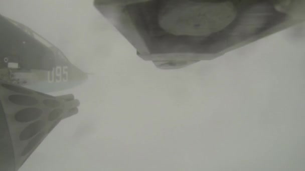 Στρατιωτικό αεροπλάνο που πετά μέσα στα σύννεφα — Αρχείο Βίντεο