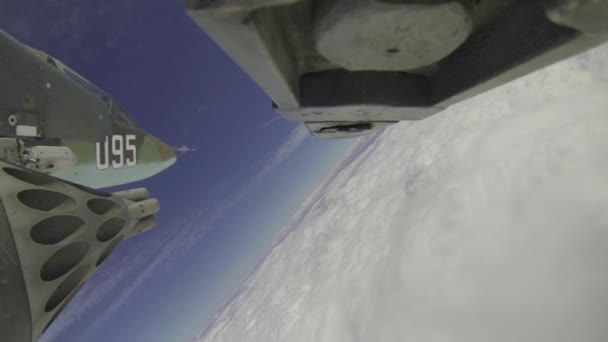 Vlieg in de blauwe lucht boven de wolken aan boord van een militair straalvliegtuig uit de Sovjettijd — Stockvideo