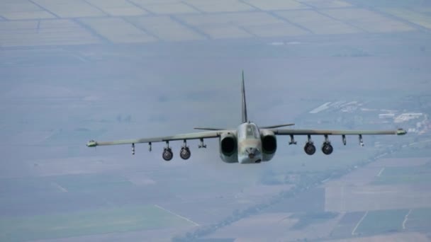 Frontal närbild av en markattack stridsflygplan under flygning med raketer — Stockvideo