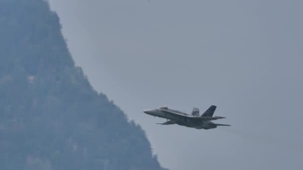 Moderní nadzvuková vojenská letadla létají ve zpomaleném pohybu — Stock video