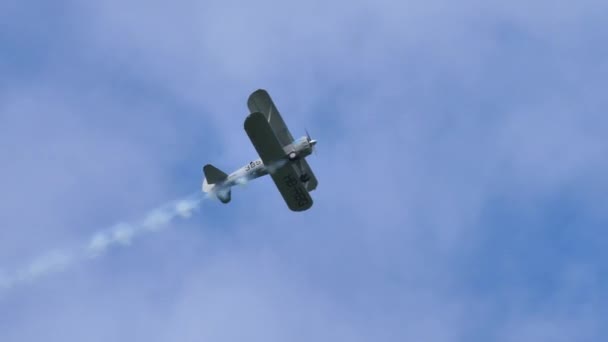 Historické pístové letadlo z druhé světové války Boeing Stearman dělá smyčku s kouřem — Stock video