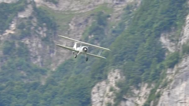 Un viejo biplano Boeing Stearman blanco hace acrobacias con humo — Vídeos de Stock