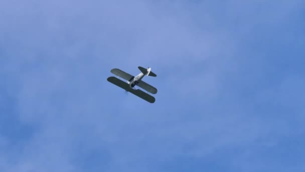 A beauty Boeing Stearman vintage propeller biplane does half looping in blue sky — Stock Video