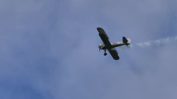 Boeing Stearman hélice warbird hace maniobras de acrobacia con humo — Vídeos de Stock