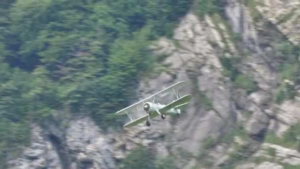Close-up van een WWII radiale motor tweedekker Boeing Stearman in vlucht in de buurt van bergen — Stockvideo