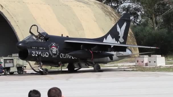 Fekete vintage katonai sugárhajtású repülőgép készül a repülésre a parkolóban — Stock videók