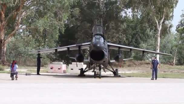 飛行のために準備されているヴィンテージ軍用機の正面図 — ストック動画