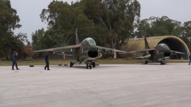 Köpt A-7 Corsair II av Hellenic Air Force taxning på Araxos flygplats — Stockvideo