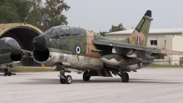 Nahaufnahme eines Militärflugzeugs aus der Zeit des Vietnamkriegs in mimetischem Grün beim Rollen — Stockvideo