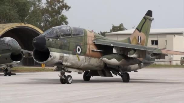 Primer plano de un avión de reacción militar de la era de la guerra de Vietnam en taxiing verde mimético — Vídeos de Stock