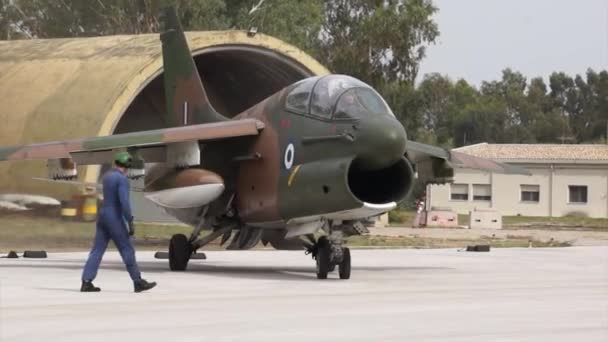 Military airplane of Vietnam war in green mimetic era starts taxiing — Stock Video
