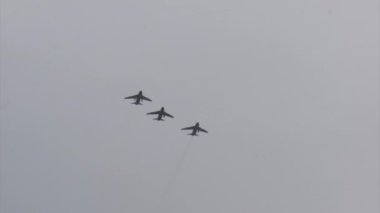 Tarihi soğuk savaş dönemi saldırı uçakları iniş için hazırlanıyor.